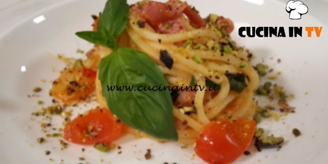Cotto e mangiato - Spaghetti con pomodorini granella di pistacchi e pancetta croccante ricetta Tessa Gelisio