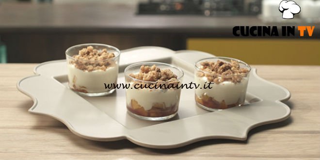 Pronto e postato | Dolce al cucchiaio con pesche e amaretti ricetta Benedetta Parodi