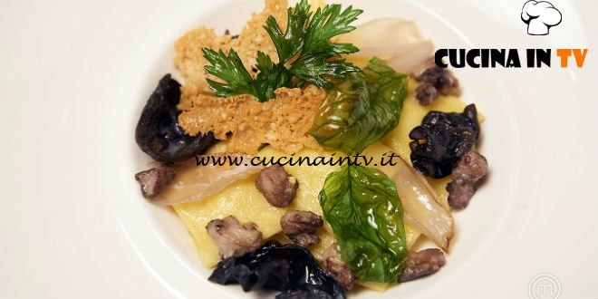 Masterchef 6 | Quadretti ripieni di croste di parmigiano e crema di patate con ragù bianco e funghi ricetta Loredana Martori