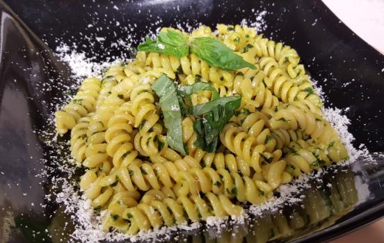 Cotto e Mangiato | Fusilli al pesto corretto con curcuma ricetta Tessa Gelisio
