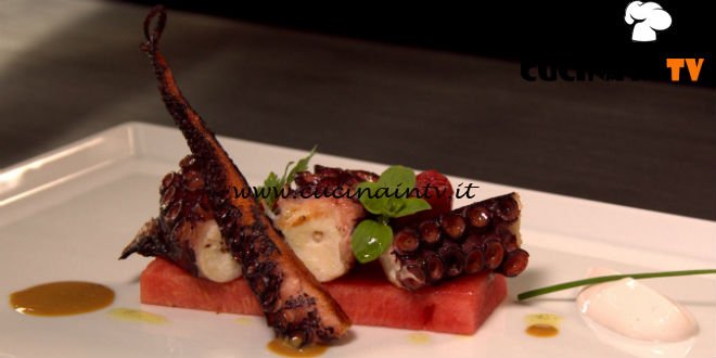 Masterchef 7 | Polpo cocomero pomodori alla vaniglia e salsa di arachidi ricetta Antonino Cannavacciuolo