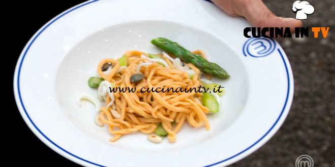 Masterchef Italia 7 - ricetta Spaghetti alla chitarra al pomodoro e peperoncino con salsa di seppie asparagi e pinoli di Kateryna Gryniukh