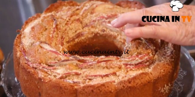 Ricette all’italiana | Ciambellone soffice alle mele e crema inglese ricetta Anna Moroni