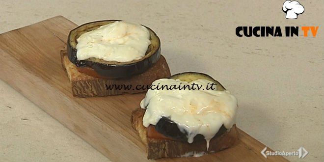 Cotto e mangiato - Crostini di melanzana e stracchino ricetta Tessa Gelisio