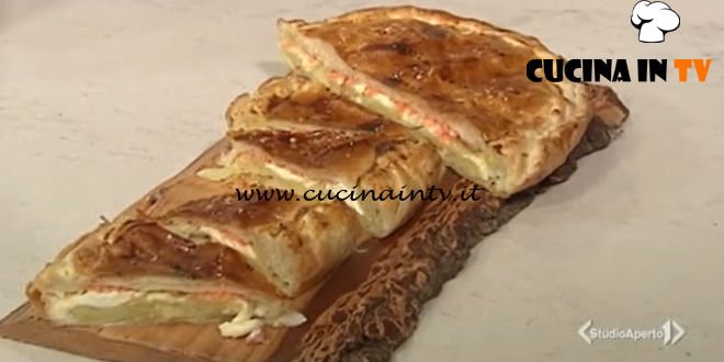 Cotto e Mangiato | Torta salata con patate crescenza e trota affumicata ricetta Tessa Gelisio