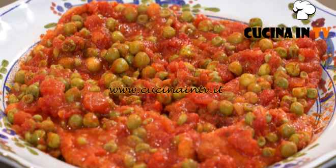 L’Italia a morsi | Cotolette ripassate con pomodoro e piselli ricetta Chiara Maci