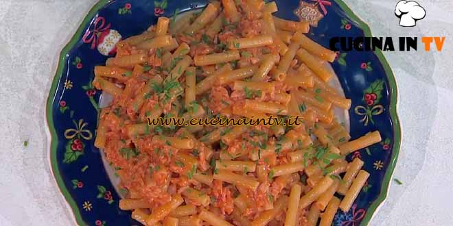 È sempre mezzogiorno | Sedanini al salmone ricetta Cristina Lunardini