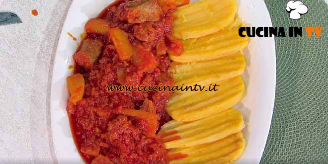 È sempre mezzogiorno | Salsiccia in umido con cardi e patate ricetta Cristina Lunardini