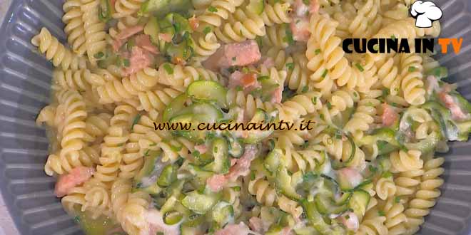 È sempre mezzogiorno | Fusilli zucchine salmone e stracchino ricetta Cristina Lunardini
