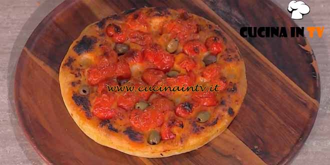 È sempre mezzogiorno | Focaccia barese olio su teglia ricetta Fulvio Marino