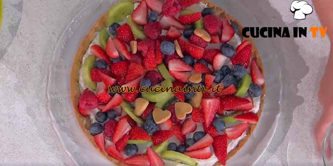 È sempre mezzogiorno | Crostata di frutta e crema al latte ricetta Natalia Cattelani