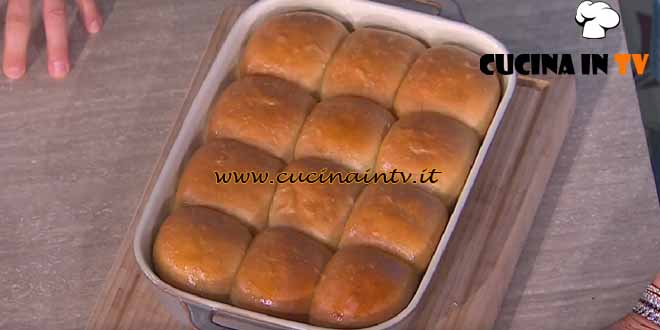 È sempre mezzogiorno | Panini all'olio in teglia ricetta Fulvio Marino