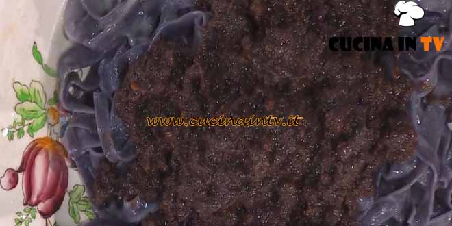 È sempre mezzogiorno | Tagliatelle al ragù di mirtilli ricetta Enrico Croatti