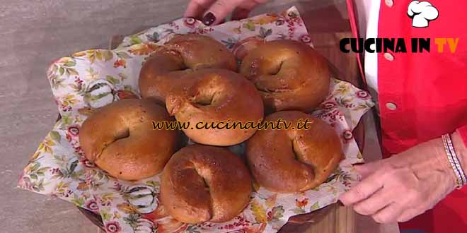 È sempre mezzogiorno | Ciambelle con il mosto ricetta Fulvio Marino