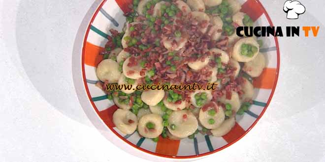 È sempre mezzogiorno | Gnocchi di quark con piselli e speck ricetta Barbara De Nigris