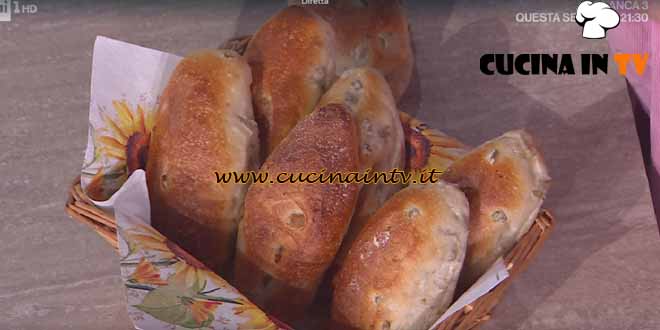 È sempre mezzogiorno | Panini all'olio con olive ricetta Fulvio Marino