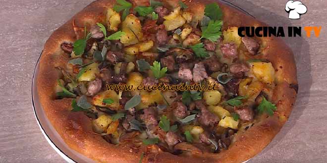 È sempre mezzogiorno | Pizza funghi patate e salsiccia ricetta Fulvio Marino