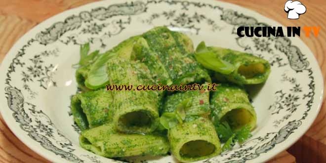 Cucina economica | Paccheri con pesto di cavolo nero ricetta Csaba Dalla Zorza