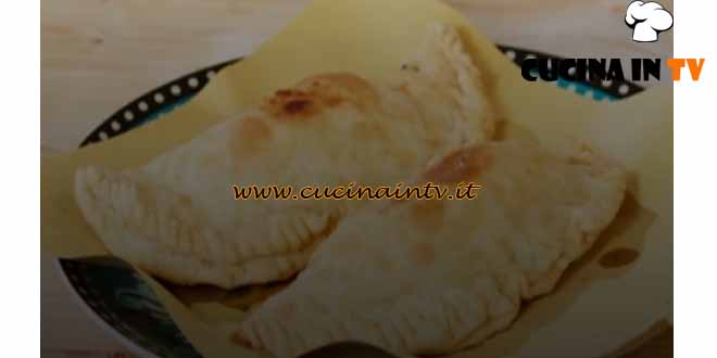 Dal Mercato alla Tavola | Panzerotti fritti con scarola salsiccia e provola con Carolina Di Domenico