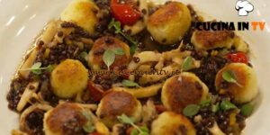 Le ricette delle feste di Peppe Guida | Gnocchi di patate arrostiti con ragù di seppia e lenticchie Beluga ricetta Peppe Guida