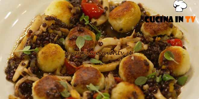 Le ricette delle feste di Peppe Guida | Gnocchi di patate arrostiti con ragù di seppia e lenticchie Beluga ricetta Peppe Guida