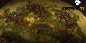 Le ricette delle feste di Peppe Guida | Pasta patate e provola con colatura di alici e tartufo nero ricetta Peppe Guida