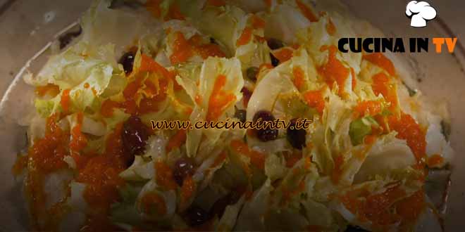 Le ricette delle feste di Peppe Guida | Pizza di scarole con baccalà e salsa di papaccelle ricetta Peppe Guida